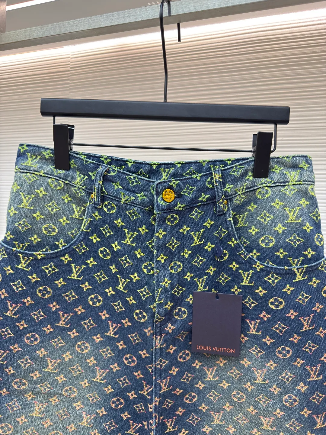 LOUIS VUITTON gradient jacquard denim shorts ●Authentic product: purchased and developed at 16900 ●Item number: 1680135-B30 ●Fabric: denim fabric ●Technology: jacquard gradient production ●Version: fitted version ●Weight: about 640 grams ●Size: 30-31-32-33 ●Description: The fabric is made of 10s*7s combed cotton denim, matched with 60s twill Tencel cotton lining, purchased Y version color matching, ordered and dyed 4 color weft yarns, referring to the Y version color gradient level, single color yarn hand-numbered fabric organization, 1:1 restoration of pattern painting jacquard device, weft yarn is made of 100% cotton yarn, the fabric is woven with a rapier jacquard machine, purely hand-made single-piece cutting, front and rear trouser waistbands are all It is cut with positioning flowers. The two patch pockets on the back are made of restored flowers. All the trousers hanging ears have the Presbyopia logo in the middle. The triangular hanging ears on the back are made of round flowers on the bottom. The upper two flowers are completely symmetrical and centered, and the details are directly filled out. For the washing process, the plastic sealing film material is used to open the mold and position it. Nine positions are manually sprayed twice for coloring. During this period, the coloring time of the horse must be strictly controlled. If the time is too long, the color will be too dark. If the Y-version effect cannot be achieved, workers must operate quickly and accurately, and then rinse and solidify the color in the later stage. The back waistband is affixed with a cowhide two-layer embossed leather tag, with the brand logo made of rose gold and white copper. The zipper is made of 2# long puller and closed tail zipper made of bronze. The waist button is made of electroplated antique gold and white copper I-shaped plate. The overall wiring is straight and delicate, the fabric is comfortable and soft, and the color is consistent without color difference. It can be matched with the same style to create a fashionable look and control various occasions. Customized accessories, complete with three standards, same style for men and women!